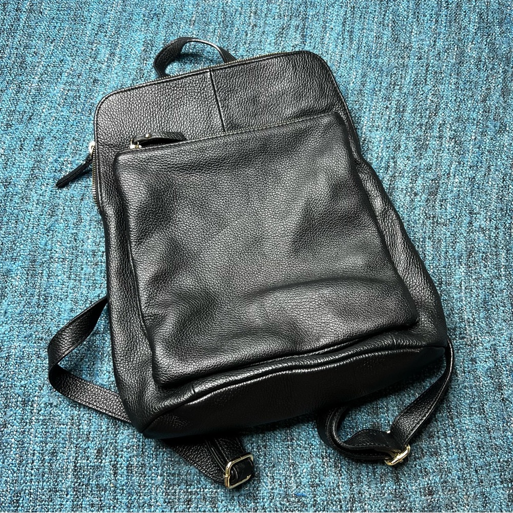 L.Credi Pebbled Leather Convertible Backpack in Black Made in Italy